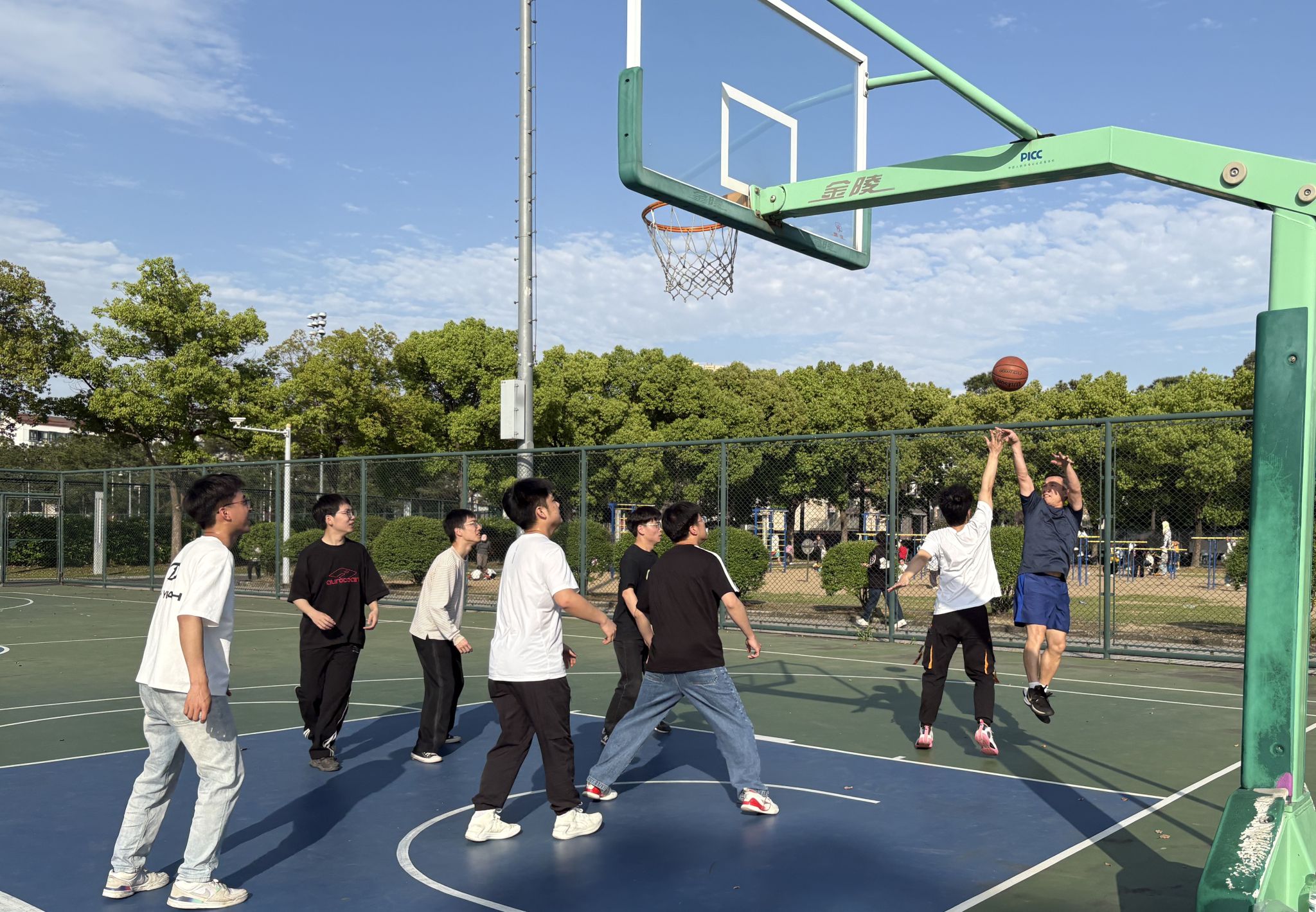 课题组组织师生篮球活动